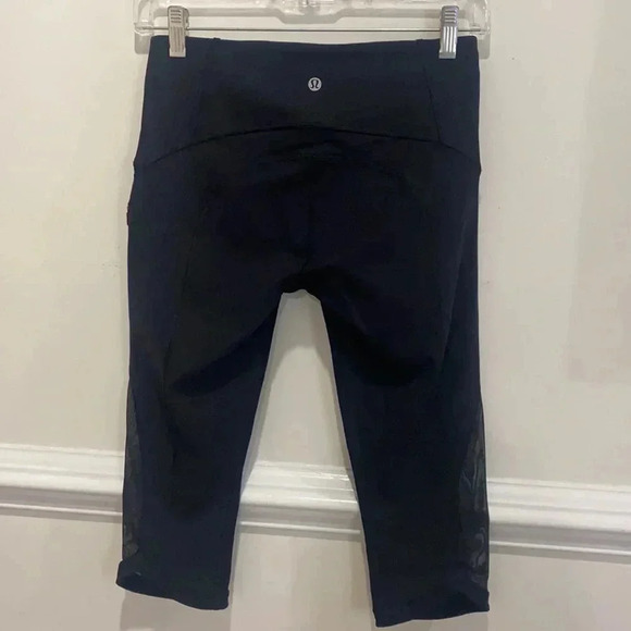 Lululemon Black Cropped Leggings With Mesh Side Panel Size 4 Inseam 17” - Picture 5 of 9